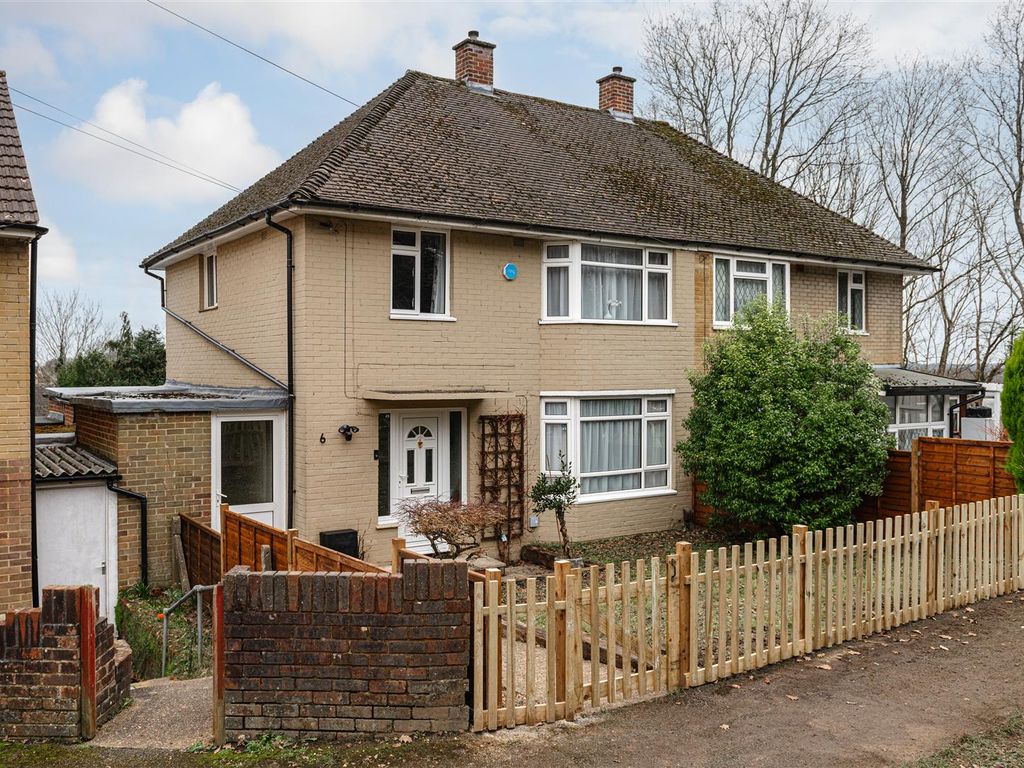 3 bed semidetached house for sale in Larch Close, Redhill RH1, £
