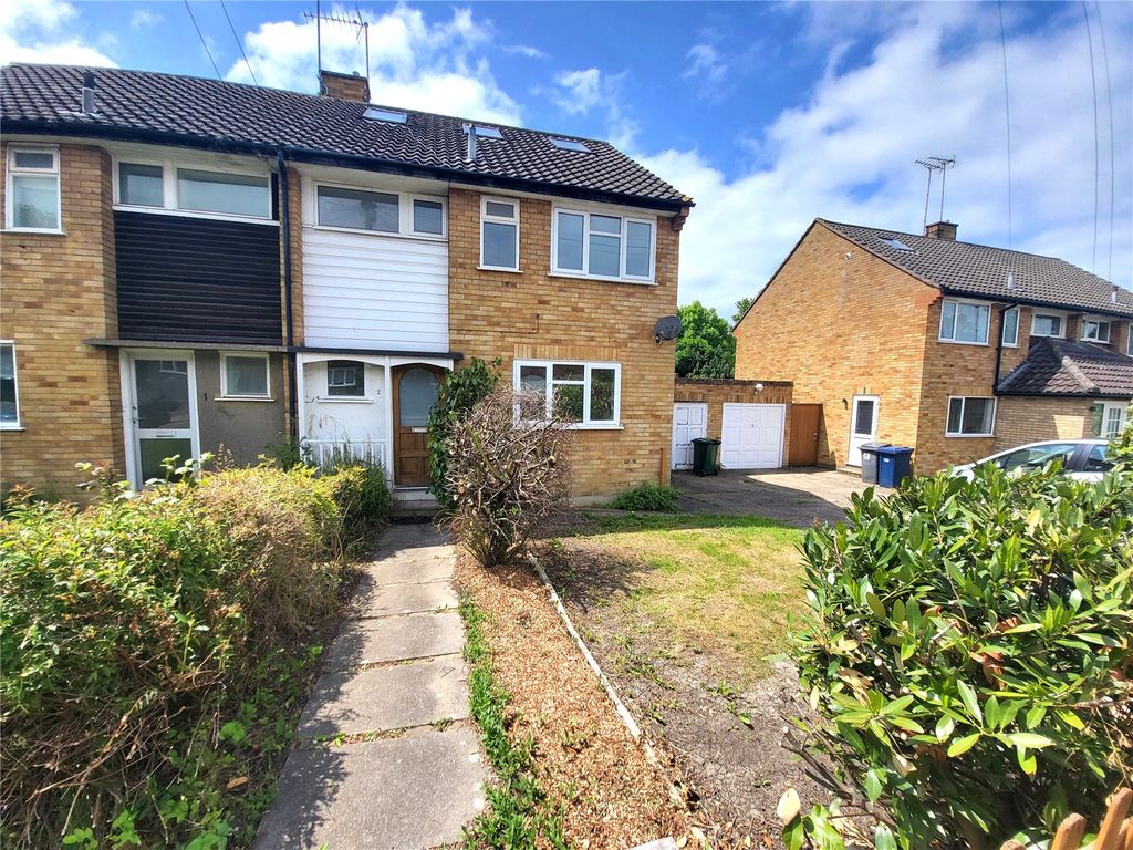 4 bed semidetached house for sale in Brookhill Close, East