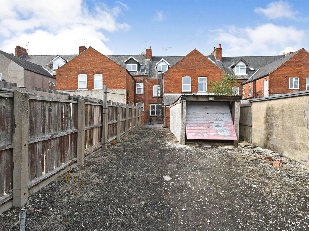 4 bed semidetached house for sale in Layton Avenue, Mansfield NG18