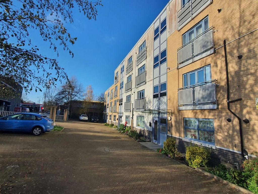 Flat, Edinburgh House, Holyrood Place, Crawley RH11  