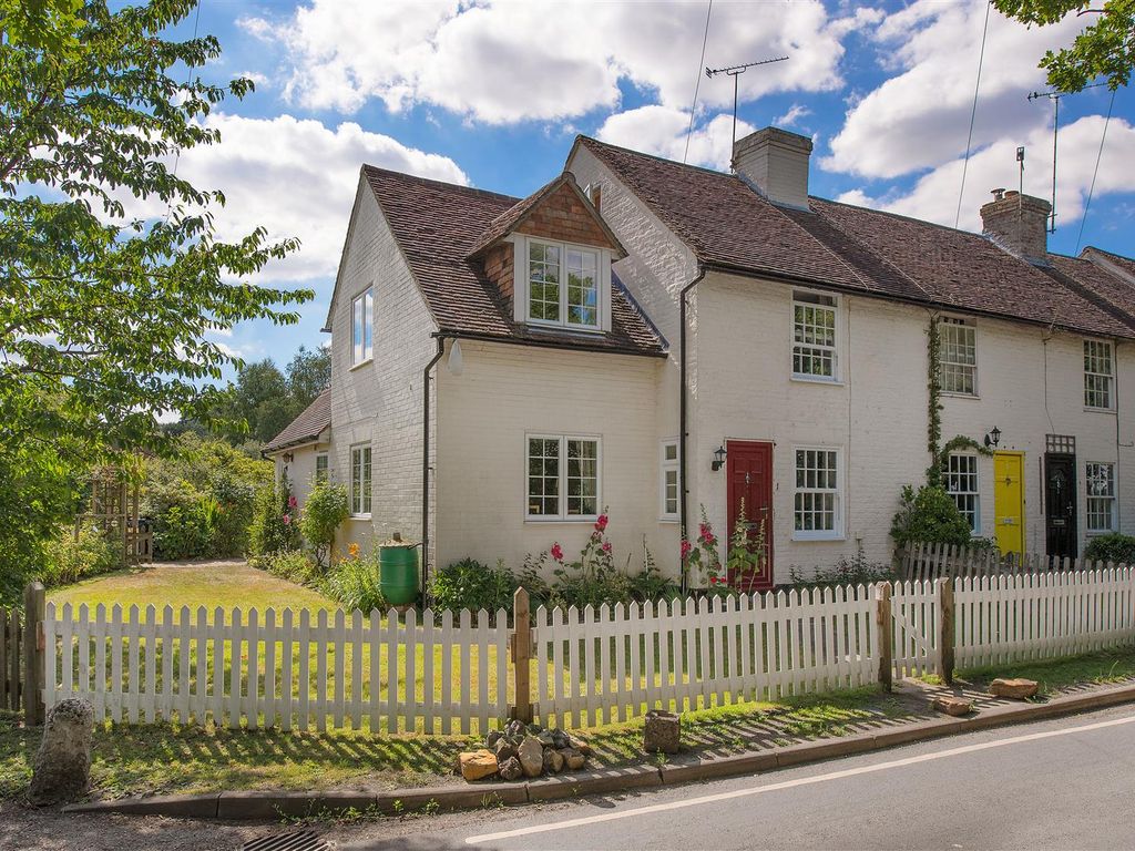 4 bed semidetached house for sale in Alders Road, Capel, Tonbridge