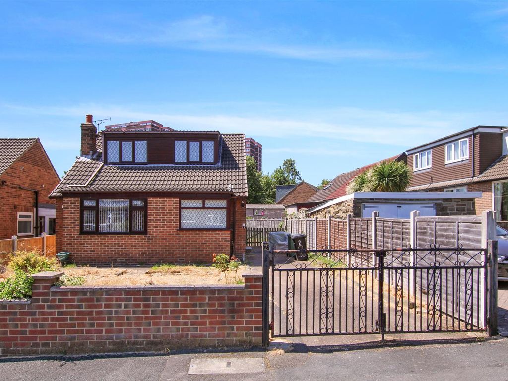 3 bed detached bungalow for sale in Heather Gardens, Bramley, Leeds