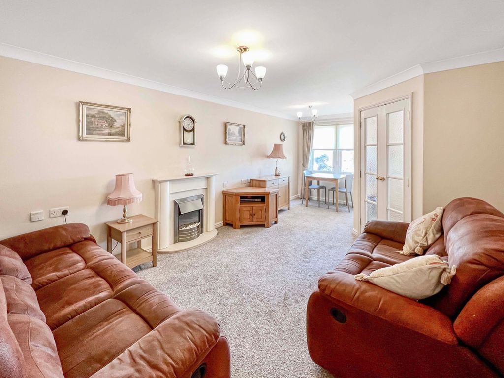 1 bed flat for sale in Nelson Court, Glen View, Gravesend, Kent DA12, £