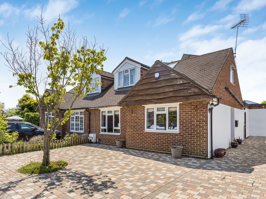 3 bed property for sale in Skimpans Close, Welham Green, North Mymms