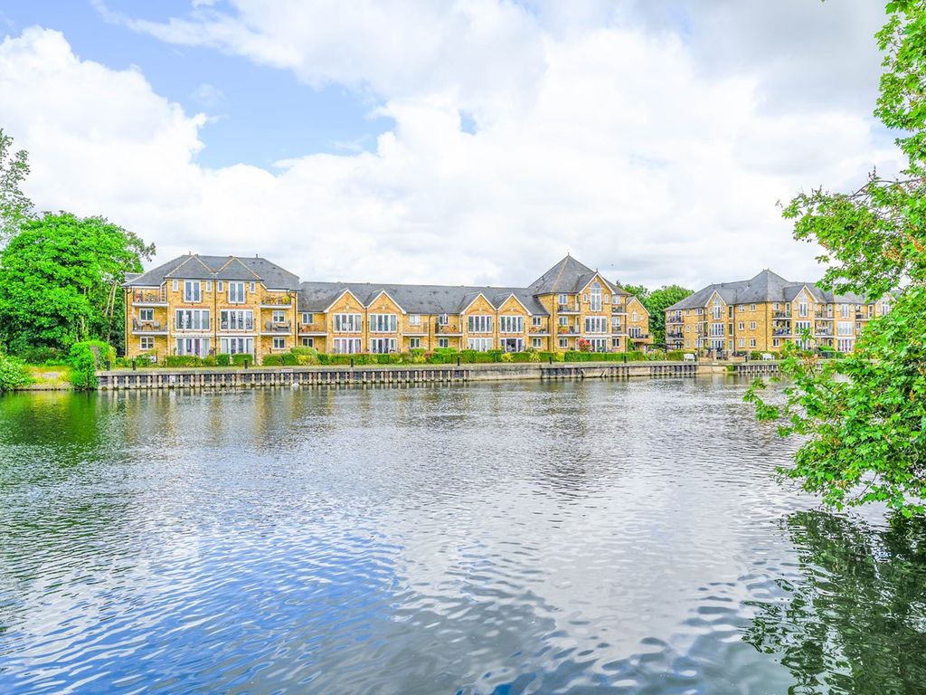 2 bed flat for sale in Swan Walk, Shepperton TW17, £439,950 Zoopla
