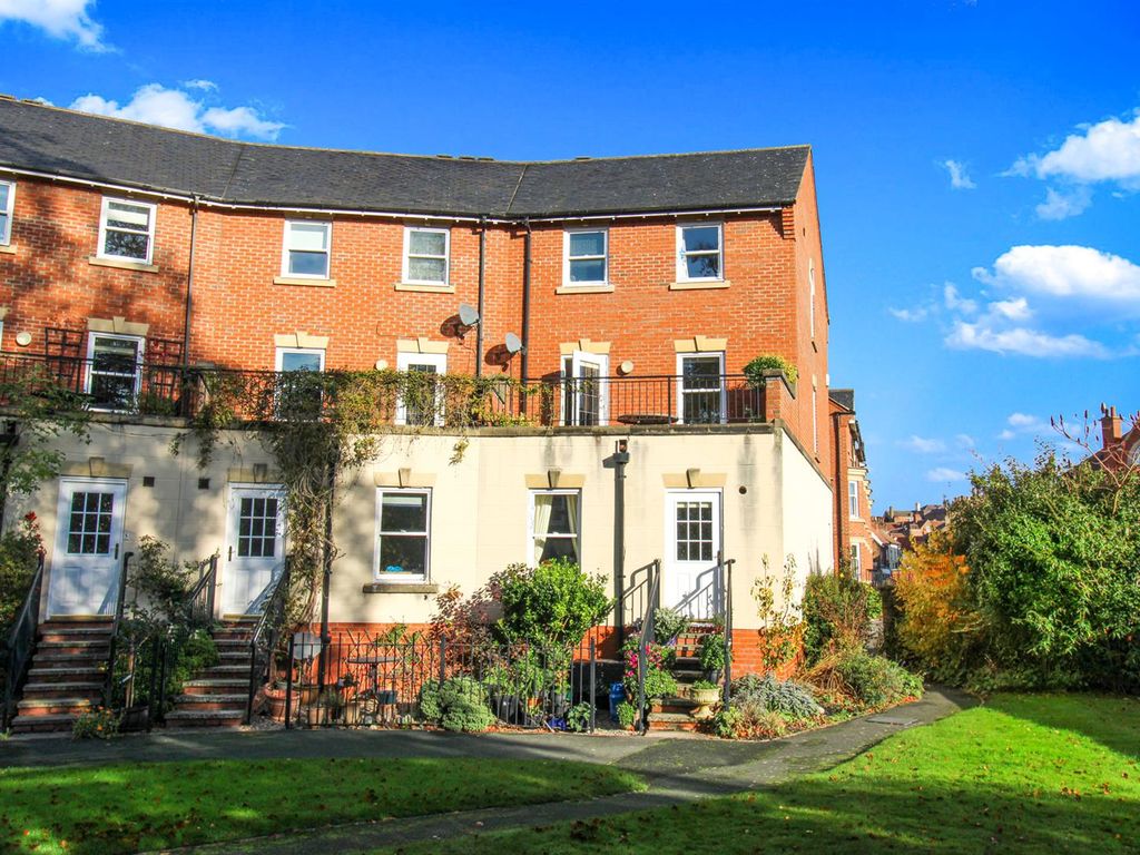 4 bed end terrace house for sale in Glovers Crescent, Ripon HG4, £