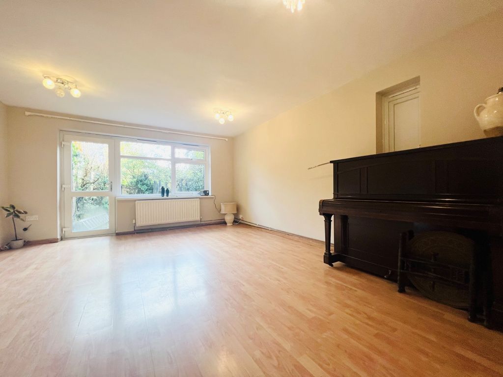 3 bed end terrace house to rent in Corbett Close, Croydon CR0, £1,950