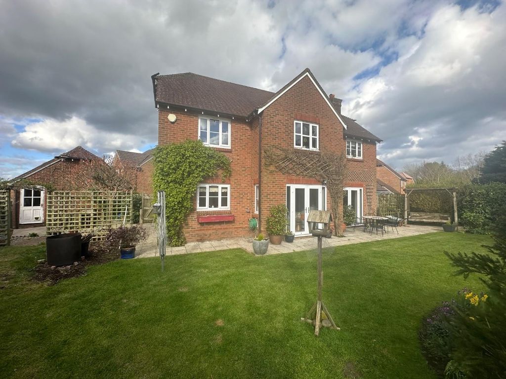 5 bed detached house to rent in Carmans Close, Loose, Maidstone ME15, £
