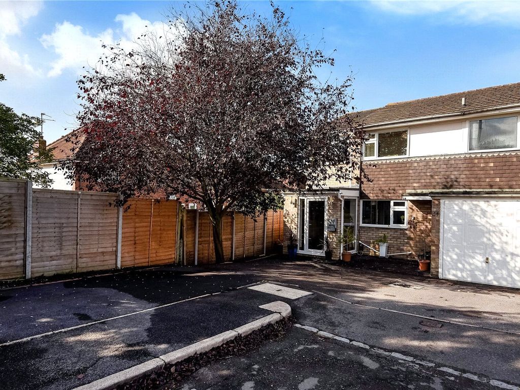 3 bed end terrace house to rent in Corinne Close, Reading, Berkshire