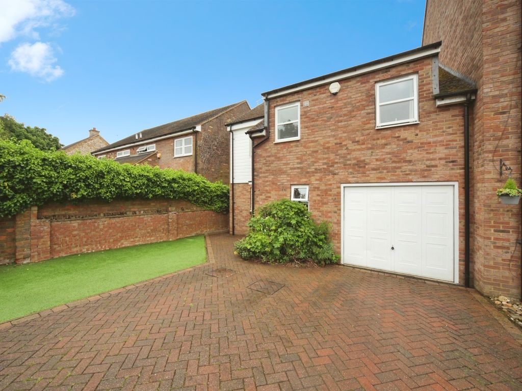 4 bed end terrace house for sale in St. Close, Toddington