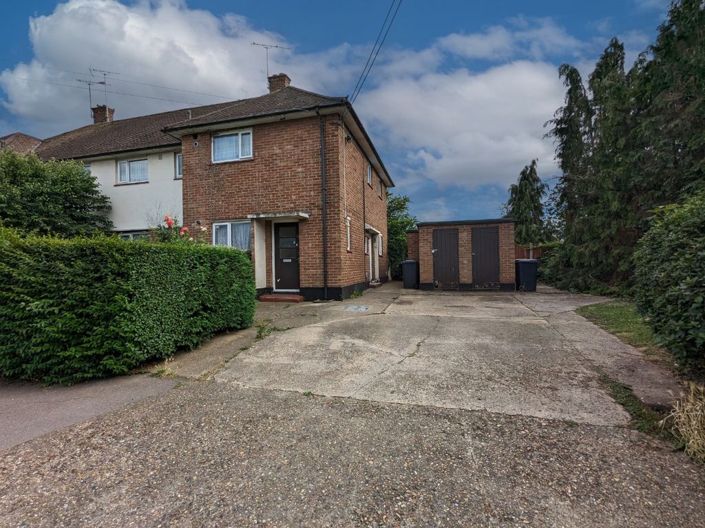 2 bed flat for sale in Creswick Avenue, Rayleigh, Essex SS6, £235,000