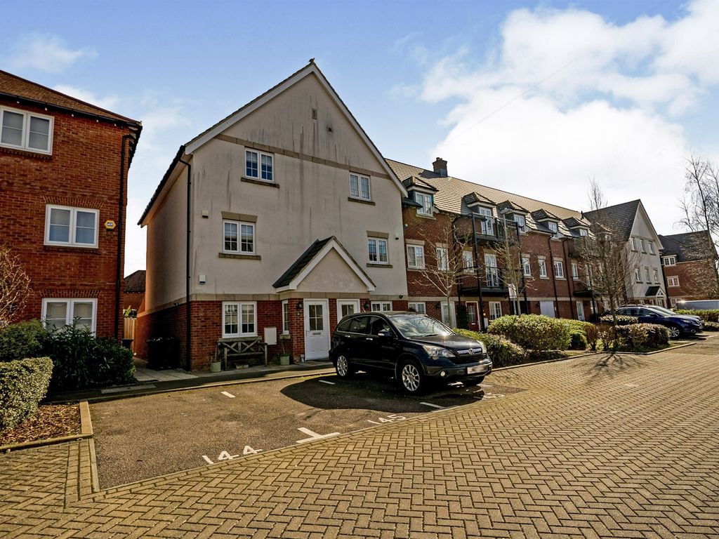 4 bed end terrace house for sale in Kingshill Drive, High HP13