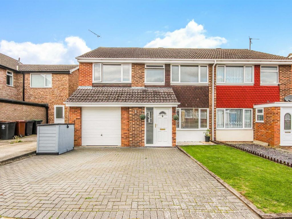 5 bed semidetached house for sale in Oaks Drive, Higham Ferrers