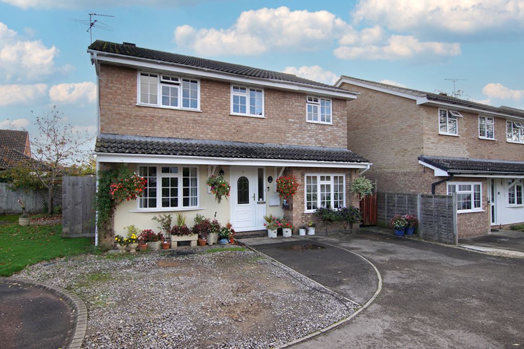 4 Bed Detached House For Sale In Somerset Close, Kingswood, Wotton 