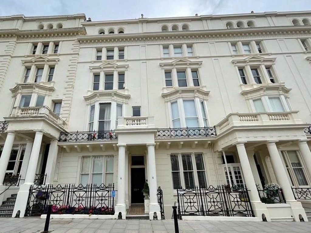 3 bed flat to rent in Palmeira Square, Hove, East Sussex BN3, £2,100