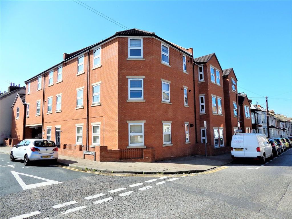 2 bed flat for sale in Balmoral Road, Gillingham ME7 Zoopla