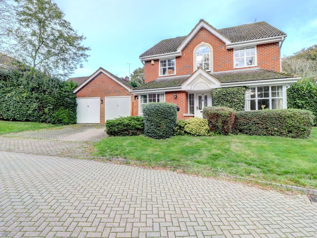 4 bed detached house for sale in Badger Way, Hazlemere, High