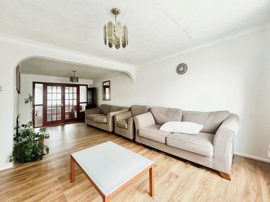 3 bed semidetached house to rent in Hillary Road, Langley SL3, £1,950