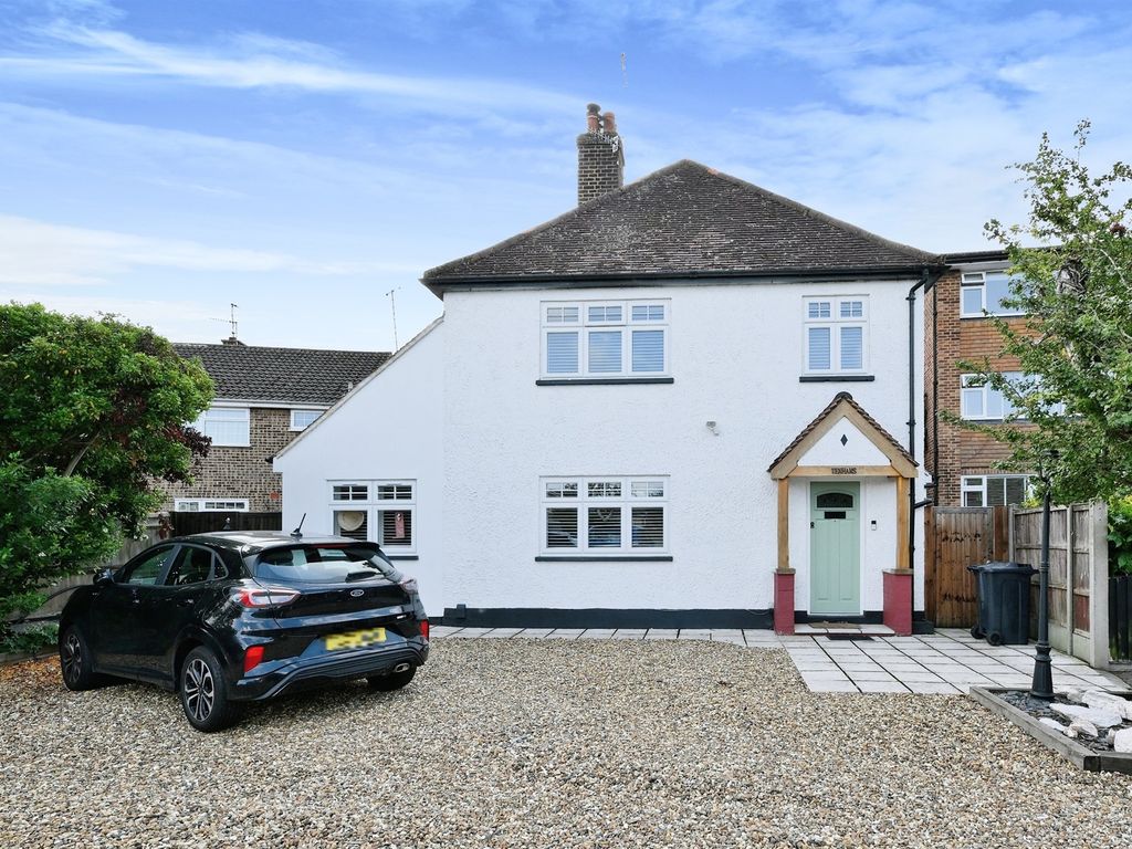 3 bed detached house for sale in Chandlers Way, Hertford SG14, £700,000