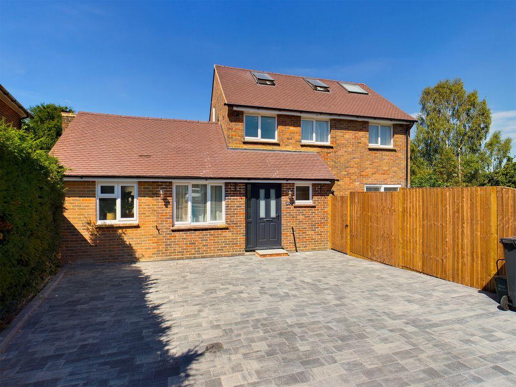 4 bed semidetached house for sale in Meadowlands, West Clandon