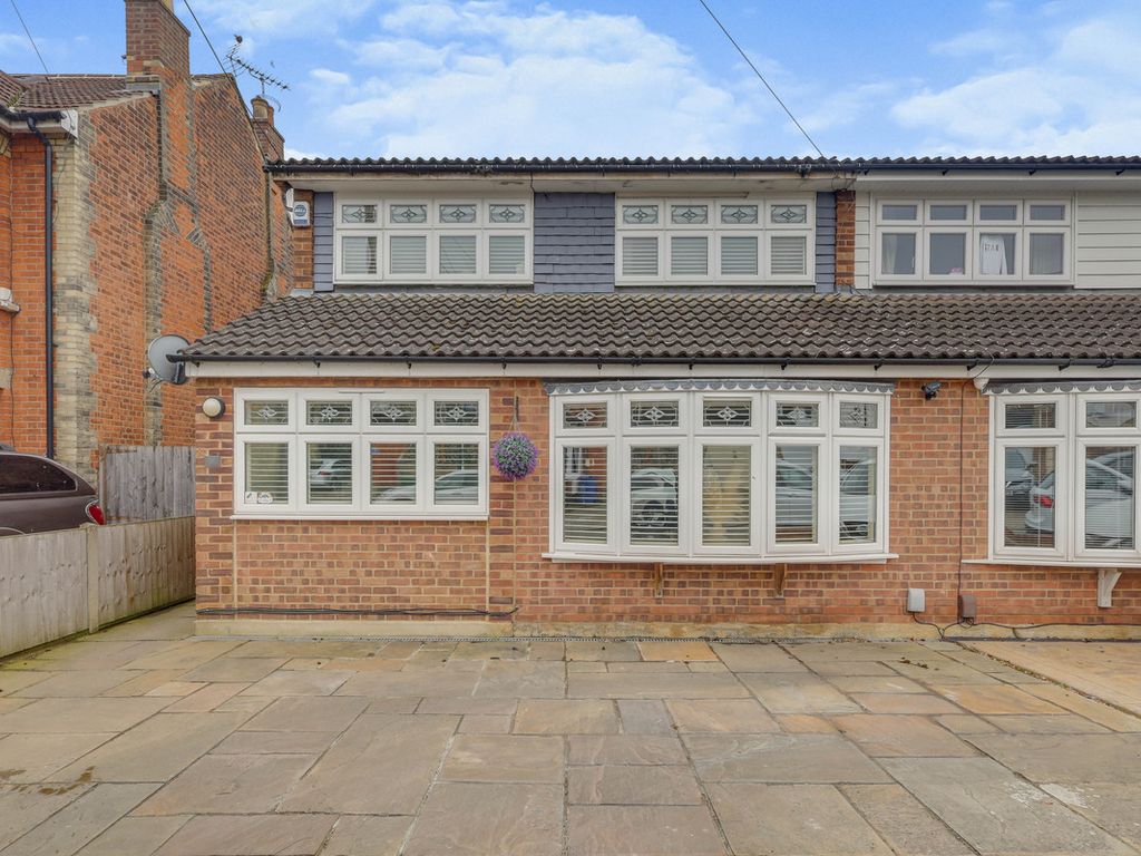 4 bed semidetached house for sale in Fairview Avenue, StanfordLeHope