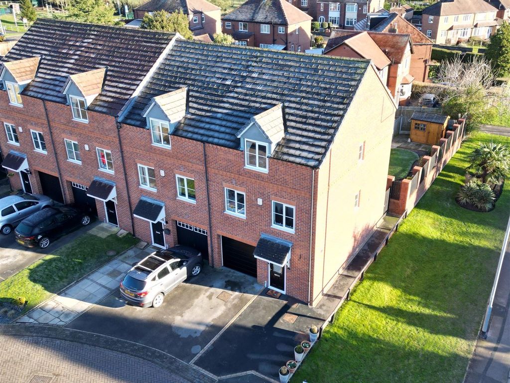 4 bed town house for sale in Clifford Way, Kippax, Leeds LS25, £300,000