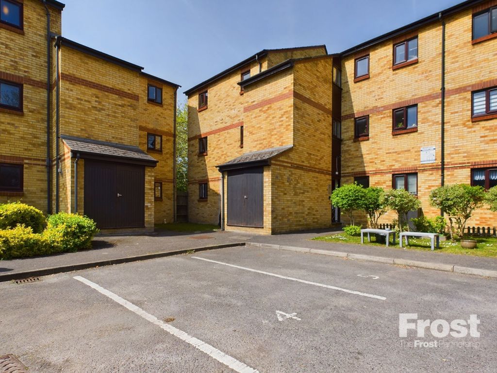 1 bed property to rent in Cherry Orchard, StainesUponThames, Surrey