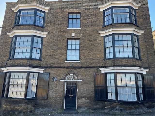 2 bed flat to rent in East Row, Rochester ME1, £1,200 pcm - Zoopla