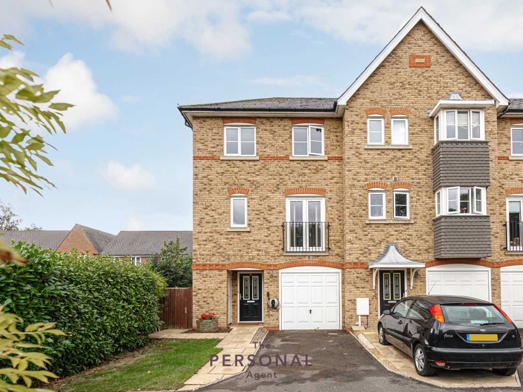 4 bed end terrace house to rent in Horton Crescent, Epsom KT19, £3,000