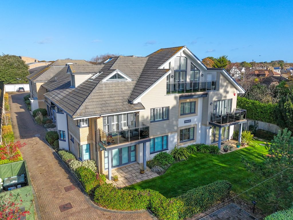 3 bed flat for sale in Wharncliffe Road, Highcliffe, Christchurch BH23