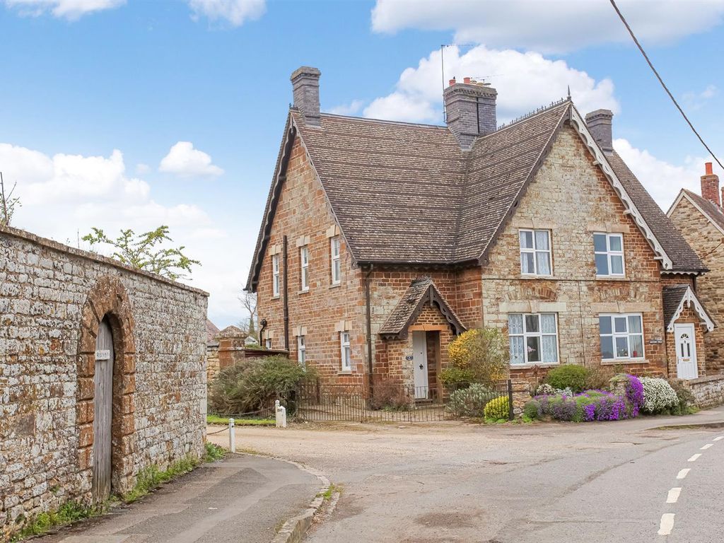 3 bed semidetached house for sale in Queens Street, Culworth, Banbury