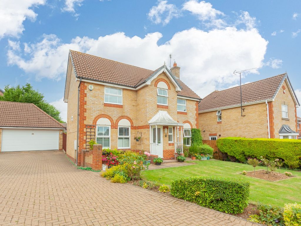 4 bed detached house for sale in Elvington Gardens, Luton, Bedfordshire
