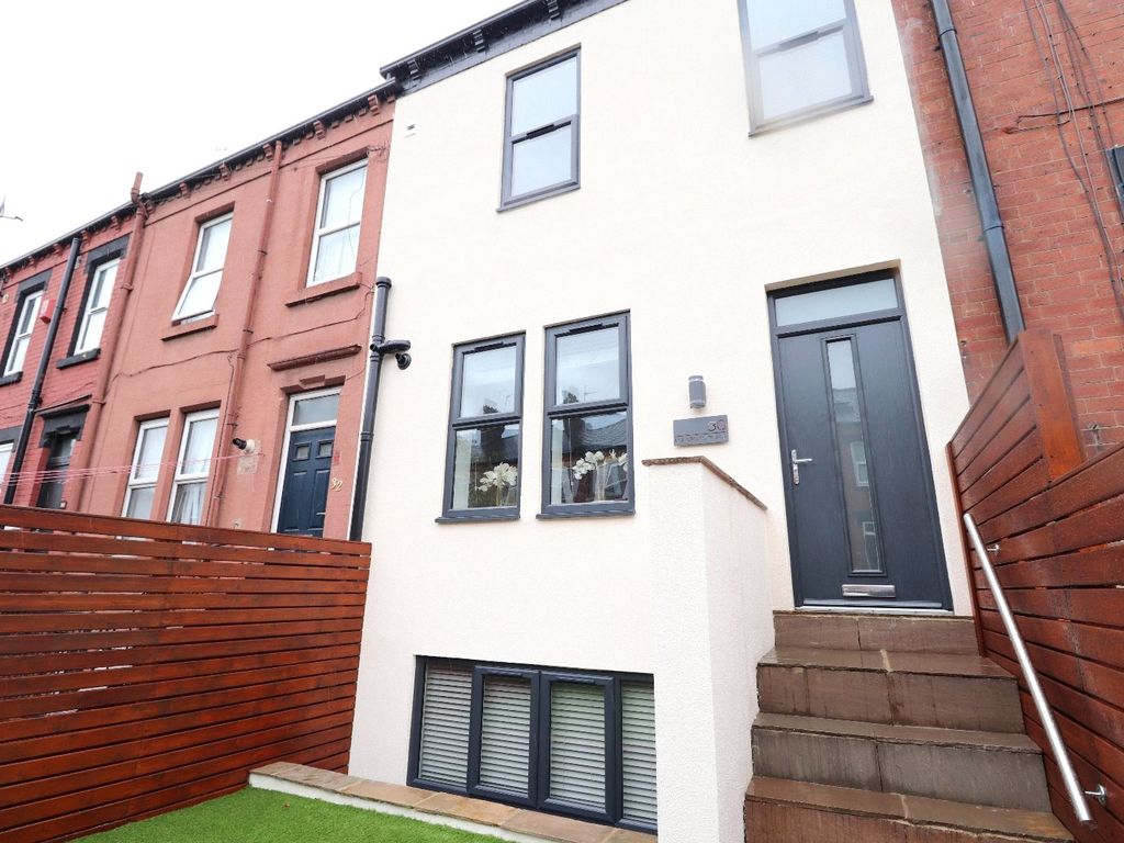 3 bed terraced house to rent in Longroyd Place, Leeds, West Yorkshire