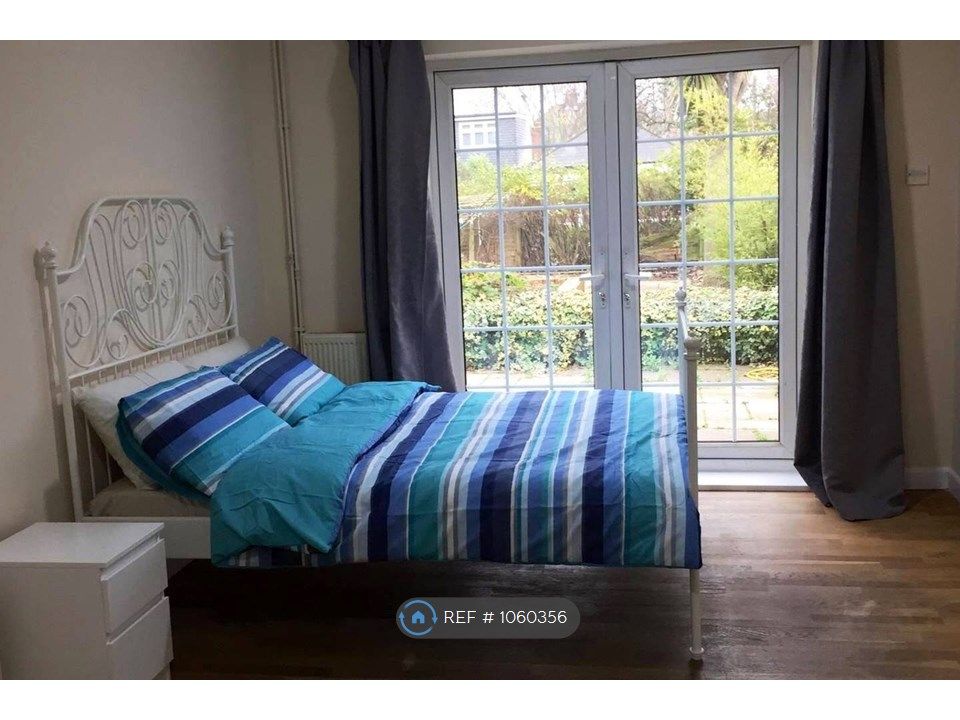 Room to rent in Priors Gardens, Ruislip HA4 Zoopla