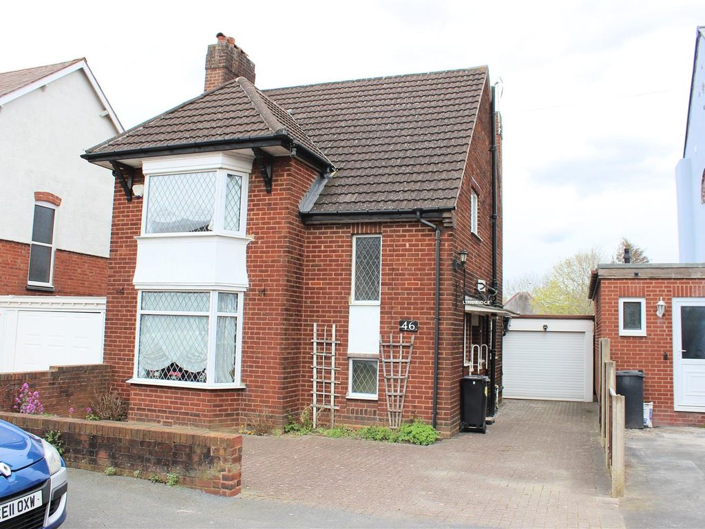 3 bed detached house for sale in Woodland Road, Halesowen B62, £300,000
