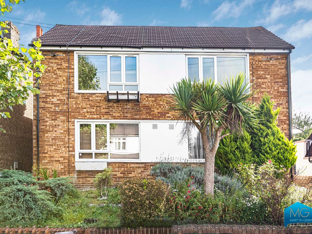 2 bed to rent in Birkbeck Road, Mill Hill, London NW7, £