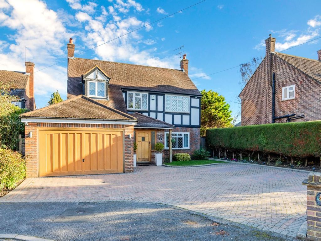 4 bed detached house for sale in Scarborough Close, Sutton SM2, £