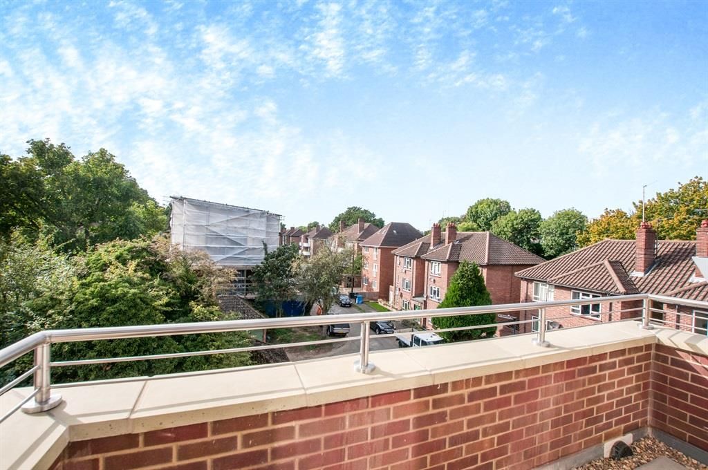 1 bed flat to rent in Courtlands, Maidenhead SL6, £1,250 pcm Zoopla