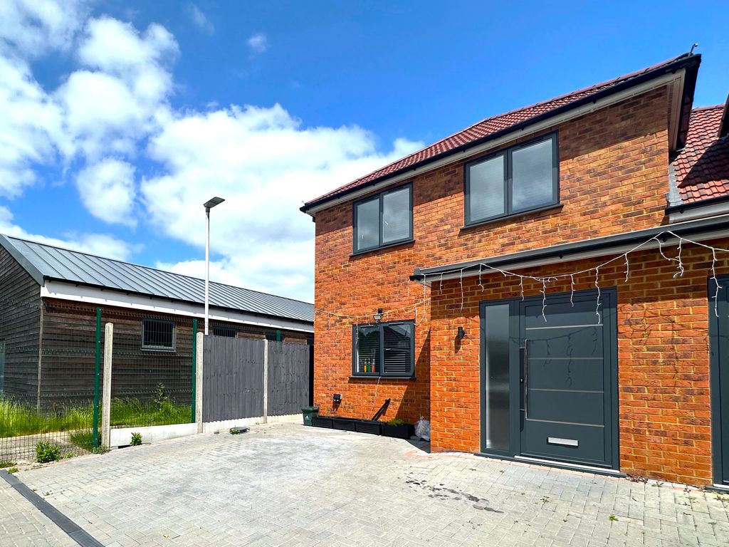 4 bed semidetached house for sale in Vernon Drive, Harefield, Uxbridge