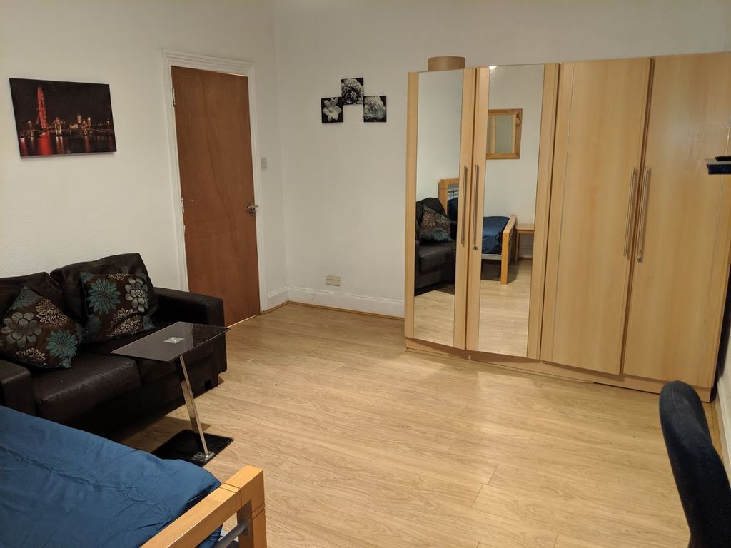 Room to rent in Disraeli Road, London E7, £1,050 pcm Zoopla