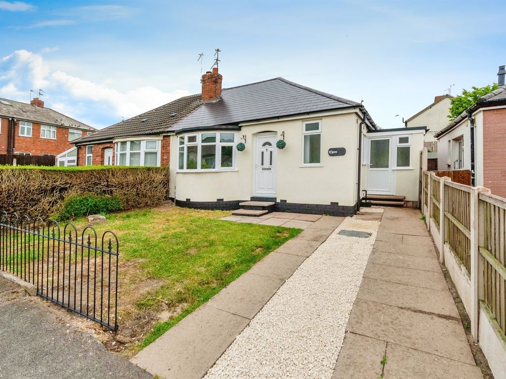 2 bed semidetached bungalow for sale in Cedar Road, Willenhall WV13, £