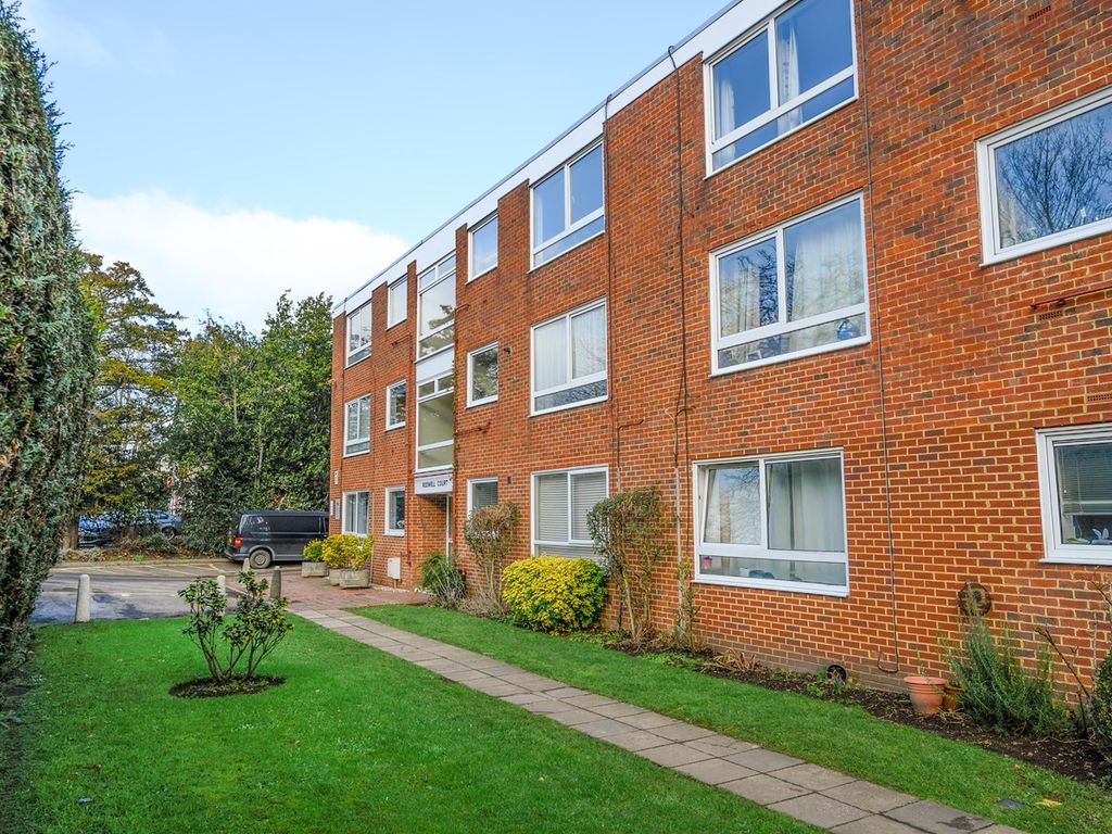 2 bed flat for sale in Rodwell Court, Hersham Road, WaltonOnThames