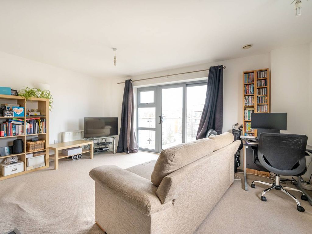1 bed flat to rent in Queen Mary Avenue, South Woodford, London E18, £