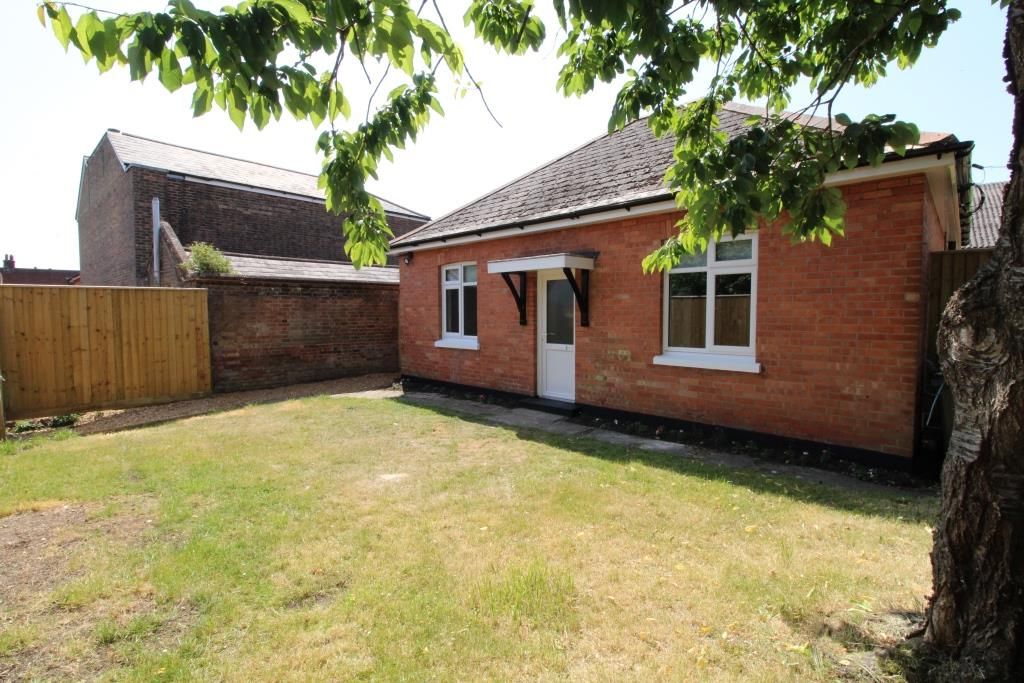 2 bed detached bungalow to rent in Kemp Road, Winton, Bournemouth BH9