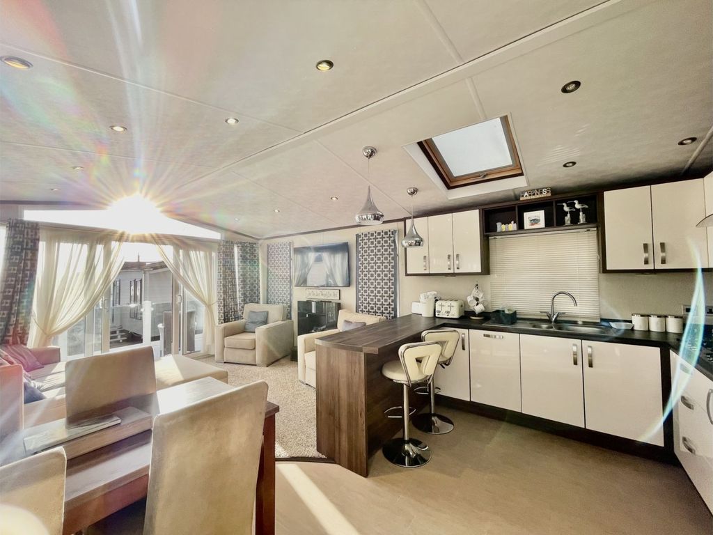 2 bed mobile/park home for sale in Napier Road, Poole BH15, £60,000