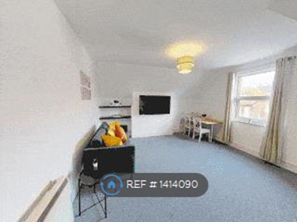 Room to rent in Albert Road, Bexhill TN40, £690 pcm Zoopla