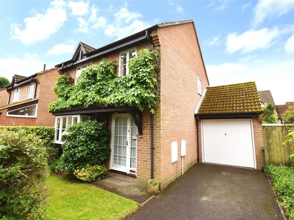 3 bed link detached house for sale in Hardys Field, Kingsclere, Newbury