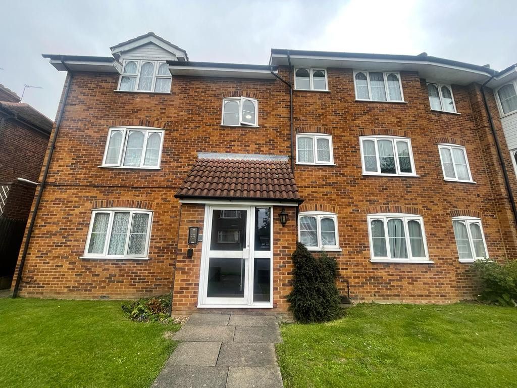 2 bed flat to rent in Fontwell Court, Torrington Drive, Harrow, Greater