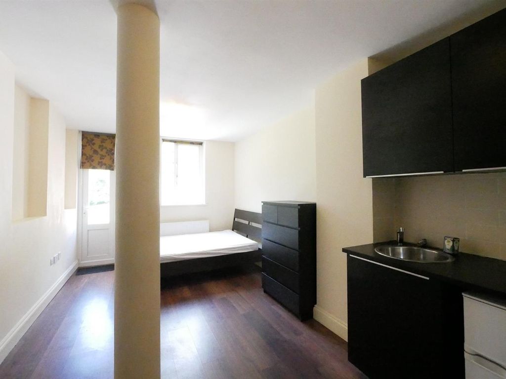 Studio to rent in Upper Walthamstow Road, London E17, £950 pcm Zoopla