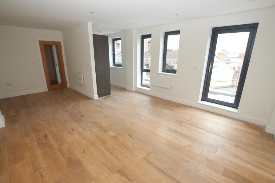 1 bed flat to rent in Chertsey Road, Woking GU21, £1,250 pcm Zoopla